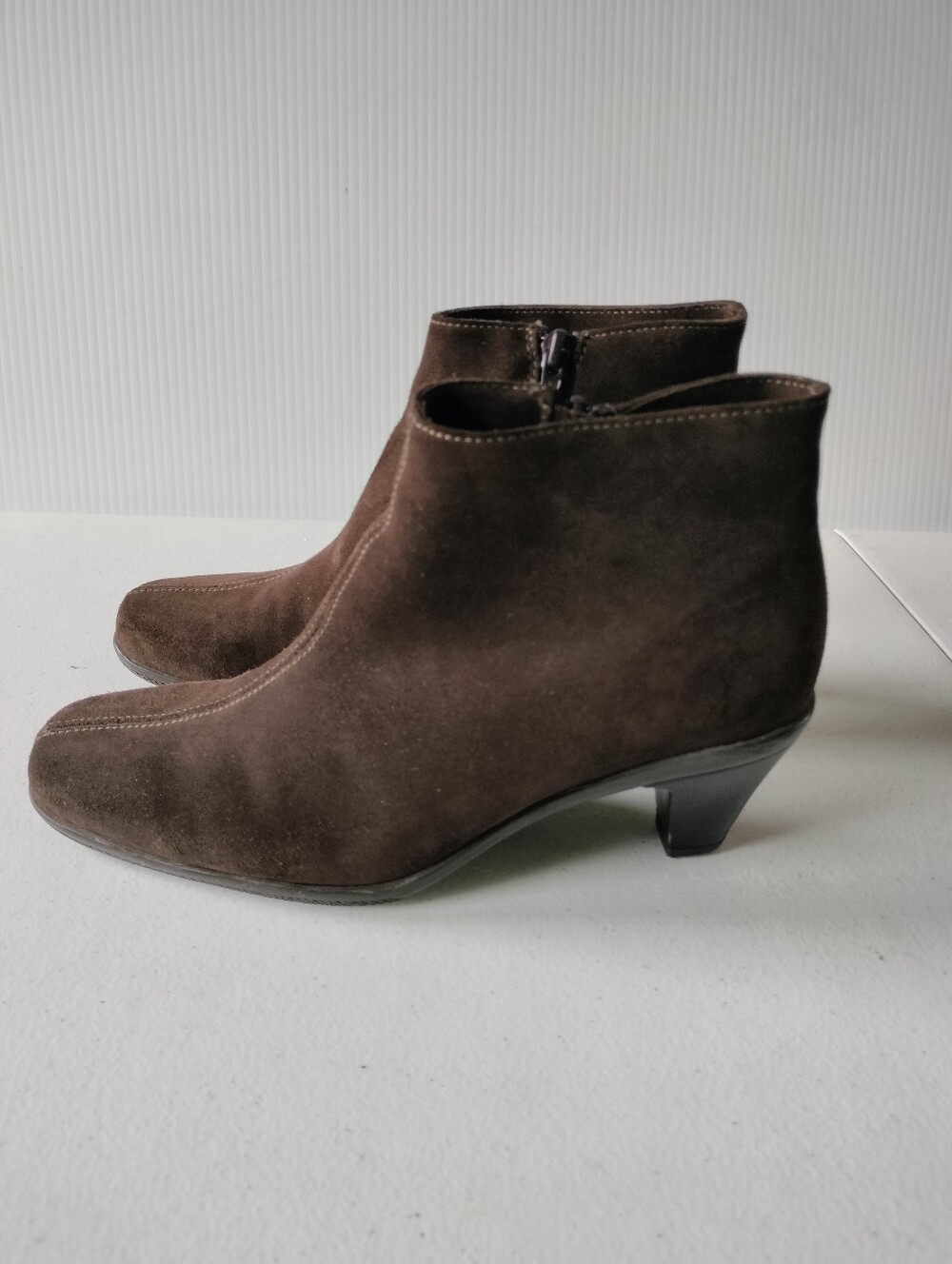 La CANADIENNE Brown Suede Waterproof Ankle Booties Boots 7.5 Minimalist